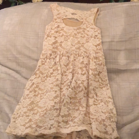 Cream lace dress - Picture 2 of 3